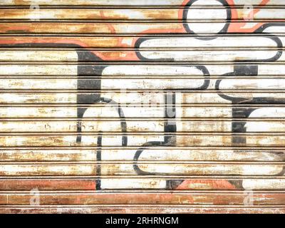 Lackiertes Graffiti auf rostige Metalljalousien sprühen. Städtisch. Stockfoto