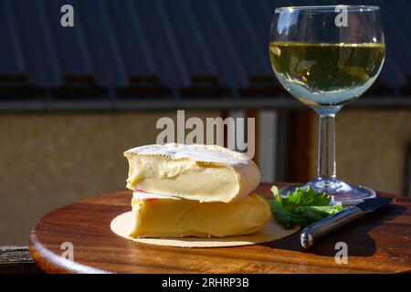 Französischer Reblochon-Käse aus Haute-Savoie, Weißwein Roussette de Savoie oder Vin de Savoie mit Blick auf das alte Alripne-Dorf und den Berg Hautes Alpes Stockfoto