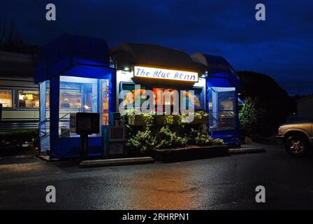 Hinter dem Blue Benn Diner, einem klassischen Eisenbahnrestaurant und Café in Bennington, Vermont, beginnt die Dämmerung zu leuchten Stockfoto