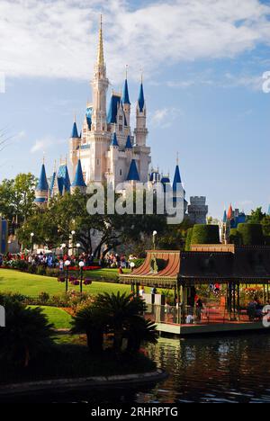 Cinderella's Castle überragt Disney World in Orlando, Florida Stockfoto