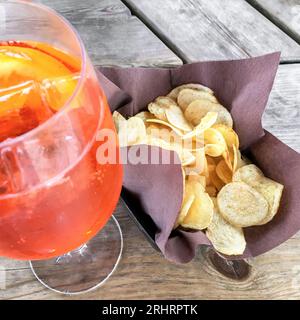 Spritz Aperol mit Pommes frites, für einen perfekten Aperitif vor dem Abendessen. Klassischer italienischer Aperitif. Stockfoto