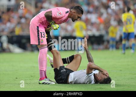 Valencia, Spanien. August 2023. Hugo Duro aus Valencia CF wurde während des Spiels La Liga zwischen Valencia FC und UD Las Palmas am 18. August 2023 im Mestalla Stadium in Valencia, Spanien, verletzt. (Foto: Jose Torres/PRESSINPHOTO) Credit: PRESSINPHOTO SPORTS AGENCY/Alamy Live News Stockfoto