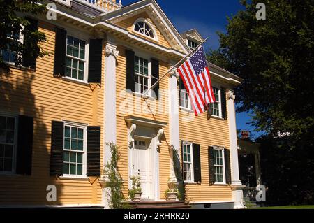 Eine amerikanische Flagge hängt am Longfellow House in Cambridge, Massachusetts, wo einst der Schriftsteller Henry Wadsworth Longfellow lebte Stockfoto