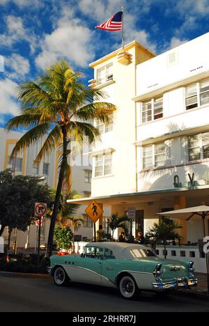 Vor dem Avalon Hotel in South Beach, Miami Beach, steht ein klassisches Buick Special in Grün und weiß Stockfoto