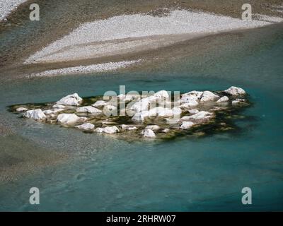 Steine im Fluss Tagliamento am Rande der Alpen, Italien, Venetien, Udine, Venzone Stockfoto