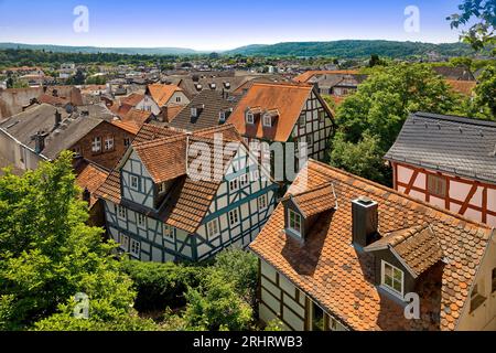 Blick über rote Dächer und Fachwerkhäuser in der Altstadt, Deutschland, Hessen, Marburg an der Lahn Stockfoto