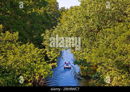 Paar in einem Tretboot auf der Lahn, Deutschland, Hessen, Marburg an der Lahn Stockfoto