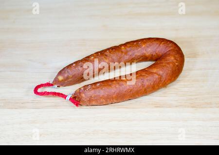 Spanischer Chorizo-Ring auf Holzschneidebrett Stockfoto