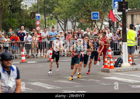 Paris, Frankreich. August 2023. Triathleten, die während der individuellen Testveranstaltung der Männer laufen sahen. Ein Jahr vor Beginn der Olympischen Spiele führt die Organisation Paris 2024 zwischen dem 17. Und 20. August vier Triathlon-Testveranstaltungen durch, um verschiedene Sportgeräte zu testen. Im Einzelkampf der Männer gewann der Brite Alex Yee. Der Portugiese Vasco Vilaca wurde Zweiter, gefolgt von dem Franzosen Dorian Coninx. (Foto: Telmo Pinto/SOPA Images/SIPA USA) Credit: SIPA USA/Alamy Live News Stockfoto