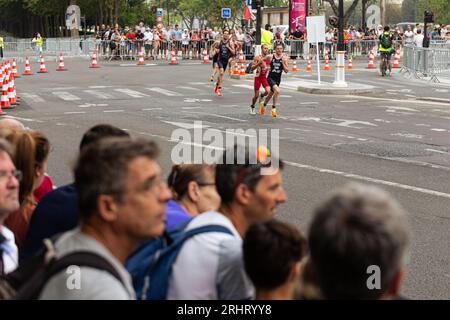 Paris, Frankreich. August 2023. Die Zuschauer sahen die Triathleten während des Testereignisses. Ein Jahr vor Beginn der Olympischen Spiele führt die Organisation Paris 2024 zwischen dem 17. Und 20. August vier Triathlon-Testveranstaltungen durch, um verschiedene Sportgeräte zu testen. Im Einzelkampf der Männer gewann der Brite Alex Yee. Der Portugiese Vasco Vilaca wurde Zweiter, gefolgt von dem Franzosen Dorian Coninx. (Foto: Telmo Pinto/SOPA Images/SIPA USA) Credit: SIPA USA/Alamy Live News Stockfoto