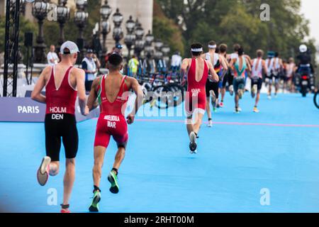 Paris, Frankreich. August 2023. Triathleten, die während der individuellen Testveranstaltung der Männer laufen sahen. Ein Jahr vor Beginn der Olympischen Spiele führt die Organisation Paris 2024 zwischen dem 17. Und 20. August vier Triathlon-Testveranstaltungen durch, um verschiedene Sportgeräte zu testen. Im Einzelkampf der Männer gewann der Brite Alex Yee. Der Portugiese Vasco Vilaca wurde Zweiter, gefolgt von dem Franzosen Dorian Coninx. (Foto: Telmo Pinto/SOPA Images/SIPA USA) Credit: SIPA USA/Alamy Live News Stockfoto