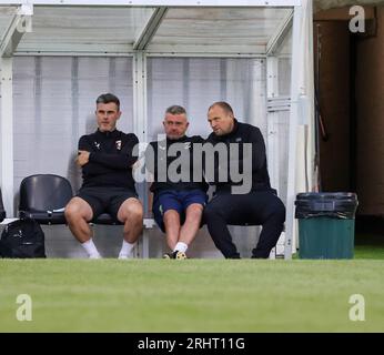 BetMcLean Oval, Belfast, Nordirland, Vereinigtes Königreich. August 2023. Sport Direct Premiership – Glentoran 1 Larne 2, Glentoran Manager Warren Feeney (rechts). Stockfoto