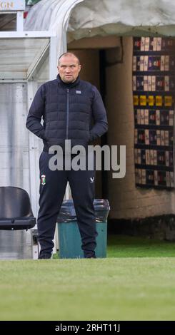 BetMcLean Oval, Belfast, Nordirland, Vereinigtes Königreich. August 2023. Sport Direct Premiership – Glentoran 1 Larne 2, Glentoran Manager Warren Feeney. Stockfoto