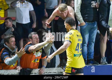 Liam Horne #45 der Castleford Tigers feiert mit den Fans der Castleford Tigers nach dem Sieg über Wakefield Trinity nach dem Spiel Wakefield Trinity vs Castleford Tigers in the Be Well Support Stadium, Wakefield, Großbritannien, 18. August 2023 (Foto: Craig Cresswell/News Images) Stockfoto