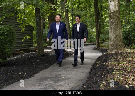 Der südkoreanische Präsident Yoon Suk Yeol und der japanische Premierminister Fumio Kishida gehen zusammen auf dem Trilateralen Gipfel in Camp David, dem Präsidentenrückzug in der Nähe von Thurmont, Maryland, am 18. August 2023. Gutschrift: Nathan Howard/Pool über CNP Stockfoto