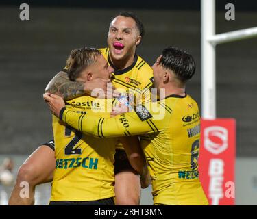 Liam Horne #45 von Castleford Tigers führt die Feierlichkeiten für Greg Eden #2 von Castleford Tigers Try während des Spiels Wakefield Trinity vs Castleford Tigers im Be Well Support Stadium, Wakefield, Großbritannien, 18. August 2023 an (Foto: Craig Cresswell/News Images) Stockfoto