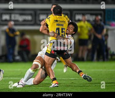 Renouf Atoni #17 von Wakefield Trinity tackelt Liam Horne #45 von Castleford Tigers während des Spiels Wakefield Trinity vs Castleford Tigers im Be Well Support Stadium, Wakefield, Großbritannien, 18. August 2023 (Foto: Craig Cresswell/News Images) in, am 18. 8. August 2023. (Foto: Craig Cresswell/News Images/SIPA USA) Credit: SIPA USA/Alamy Live News Stockfoto
