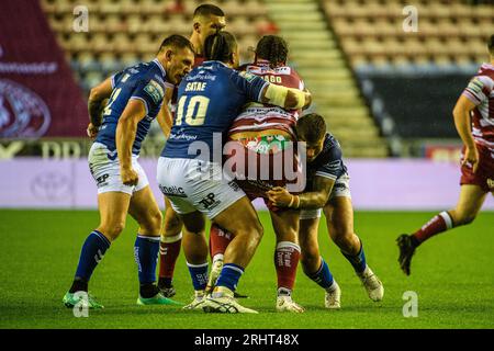 Hull FC Spieler kämpfen darum, Warriors' Patrick Mago während des Spiels der Betfred Super League zwischen Wigan Warriors und Hull Football Club im DW Stadium, Wigan am Freitag, den 18. August 2023, zu besiegen. (Foto: Ian Charles | MI News) Credit: MI News & Sport /Alamy Live News Stockfoto