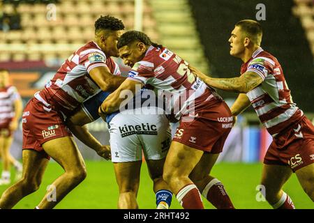 Kai Pearce-Paul und Patrick Mago kämpfen gegen Chris Satae vom FC Hull während des Spiels der Betfred Super League zwischen Wigan Warriors und Hull Football Club im DW Stadium, Wigan am Freitag, den 18. August 2023. (Foto: Ian Charles | MI News) Credit: MI News & Sport /Alamy Live News Stockfoto