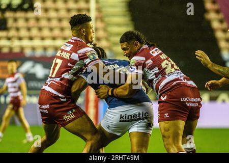 Kai Pearce-Paul und Patrick Mago kämpfen gegen Chris Satae vom FC Hull während des Spiels der Betfred Super League zwischen Wigan Warriors und Hull Football Club im DW Stadium, Wigan am Freitag, den 18. August 2023. (Foto: Ian Charles | MI News) Credit: MI News & Sport /Alamy Live News Stockfoto