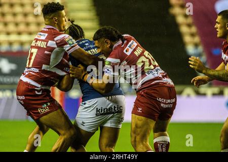 Kai Pearce-Paul und Patrick Mago kämpfen gegen Chris Satae vom FC Hull während des Spiels der Betfred Super League zwischen Wigan Warriors und Hull Football Club im DW Stadium, Wigan am Freitag, den 18. August 2023. (Foto: Ian Charles | MI News) Credit: MI News & Sport /Alamy Live News Stockfoto