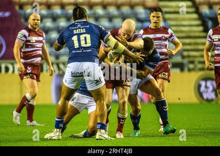 Warriors' Liam Farrell wird von Hull während des Spiels der Betfred Super League zwischen Wigan Warriors und dem Hull Football Club im DW-Stadion in Wigan am Freitag, den 18. August 2023, angegriffen. (Foto: Ian Charles | MI News) Credit: MI News & Sport /Alamy Live News Stockfoto