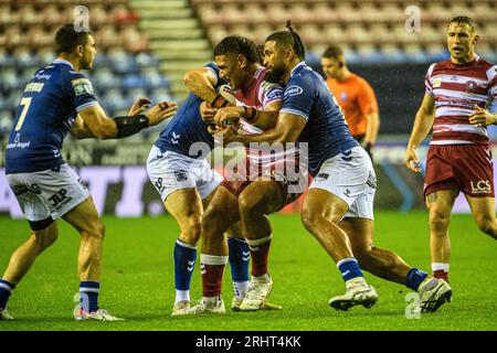 Warriors' Patrick Mago wird am Freitag, den 18. August 2023, von Chris Satae vom FC Hull während des Spiels der Betfred Super League zwischen Wigan Warriors und Hull Football Club im DW Stadium in Wigan angegriffen. (Foto: Ian Charles | MI News) Credit: MI News & Sport /Alamy Live News Stockfoto