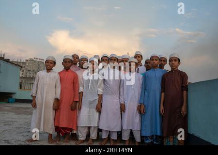 Eine Gruppe von Schülern auf dem Dach einer Madrasa (islamische Schule) im alten Dhaka, Bangladesch Stockfoto