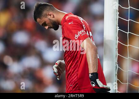 Mouctar Diakhaby (Valencia CF, #12) reagiert während des LaLiga-Spiels zwischen Valencia CF und UD Las Palmas in Mestalla am 18. August 2023 in Valencia, Spanien. Stockfoto