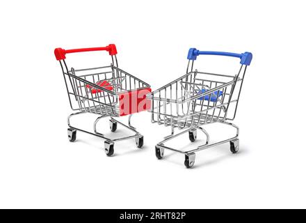 Leere Mini-Einkaufswagen aus Metall auf weißem Hintergrund Stockfoto