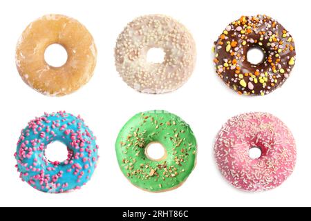 Set mit leckeren Donuts isoliert auf weiß Stockfoto