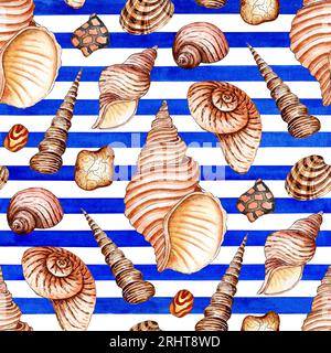 Aquarell-Illustration eines Musters von nahtlosen Muscheln in Beigetönen auf einem blau gestreiften Hintergrund. Sich endlos wiederholender Meereshintergrund. Sea sca Stockfoto