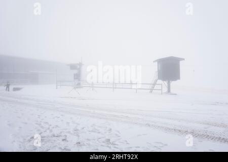 Selwyn Snow Resort, New South Wales, Australien, 19. August 2023. Die schwachen Schneefälle haben das Resort vor 3 Wochen geschlossen und heute ist das Resort wieder für Skifahrer und Rodler geöffnet. Selwyn Snow Resort wurde nach den Buschbränden 2020 wieder aufgebaut. Dies ist die erste Saison, in der das Resort für Schneebenutzer wieder eröffnet werden konnte. Schneebenutzer werden mit weißen Bedingungen und frischem Neuschnee begrüßt. Credit PjHickox/Alamy Live News Stockfoto