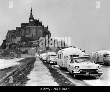 Eine von Wally Byam geführte Caravan von Airstream-Anhängern besucht die Kathedrale Mont Saint Michel in der Region Normandie in Frankreich. Stockfoto