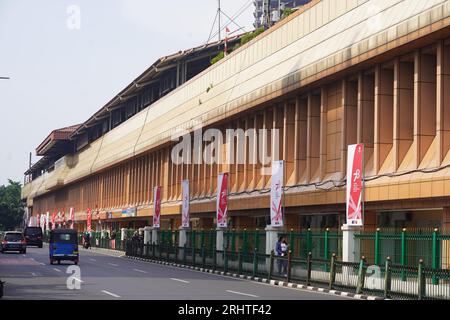 August 2023. Jakarta, Indonesien. Die Vormittagsszene auf der Cikini Raya Straße vor dem Bahnhof Cikini. Menschen, die sich herumtreiben, Anbieter, die das zeigen Stockfoto