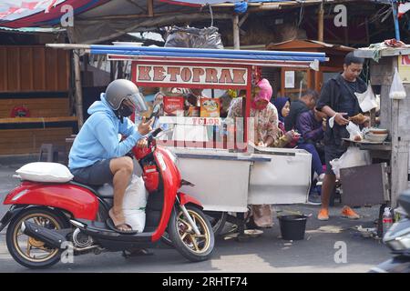 August 2023. Jakarta, Indonesien. Die Vormittagsszene auf der Cikini Raya Straße vor dem Bahnhof Cikini. Menschen, die sich herumtreiben, Anbieter, die das zeigen Stockfoto