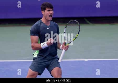 Mason, Ohio, USA. August 2023. CARLOS ALCARAZ, Spanien, reagiert, nachdem er einen Satz während der Freitagsrunde der Western and Southern Open im Lindner Family Tennis Center gewonnen hat. Alcaraz gewann 4-6, 6-3, 6-4. (Bild: © Scott Stuart/ZUMA Press Wire) NUR REDAKTIONELLE VERWENDUNG! Nicht für kommerzielle ZWECKE! Quelle: ZUMA Press, Inc./Alamy Live News Stockfoto