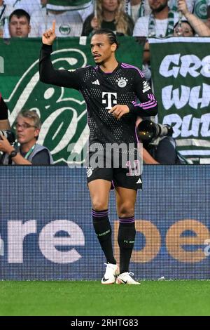 Bremen. August 2023. Leroy Sane vom FC Bayern München feiert das Tor im ersten Spiel der 1. Runde der bundesliga zwischen dem SV Werder Bremen und dem FC Bayern München am 18. August 2023 in Bremen. Quelle: Ulrich Hufnagel/Xinhua/Alamy Live News Stockfoto