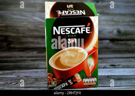 Kairo, Ägypten, 5. August 2023: Nestle Nescafe 3-in-1-Beutel mit reichhaltigen Sticks, schneller Kaffee, eine stärkere und intensivere Kaffeebereitstellung, um das Ultim zu liefern Stockfoto