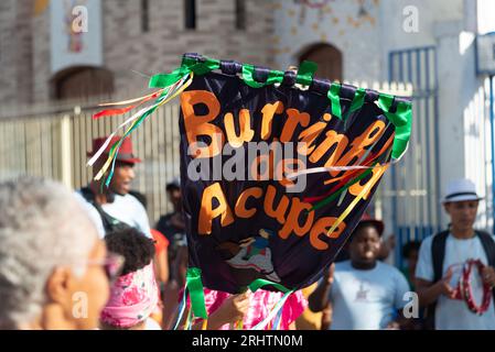 Santo Amaro, Bahia, Brasilien - 23. Juli 2023: Mitglieder der Kulturgruppe Burrinha de Acupe treten in den Straßen der Stadt auf. Santo Amaro, Ba Stockfoto