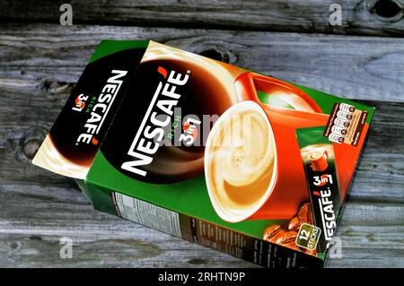 Kairo, Ägypten, 5. August 2023: Nestle Nescafe 3-in-1-Beutel mit reichhaltigen Sticks, schneller Kaffee, eine stärkere und intensivere Kaffeebereitstellung, um das Ultim zu liefern Stockfoto