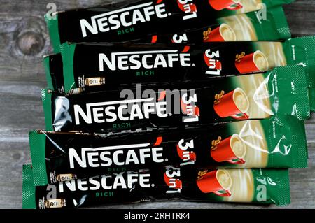 Kairo, Ägypten, 5. August 2023: Nestle Nescafe 3-in-1-Beutel mit reichhaltigen Sticks, schneller Kaffee, eine stärkere und intensivere Kaffeebereitstellung, um das Ultim zu liefern Stockfoto