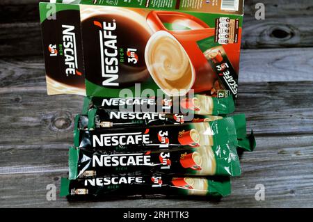 Kairo, Ägypten, 5. August 2023: Nestle Nescafe 3-in-1-Beutel mit reichhaltigen Sticks, schneller Kaffee, eine stärkere und intensivere Kaffeebereitstellung, um das Ultim zu liefern Stockfoto