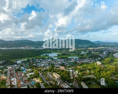 Luftaufnahme des Kathu Distrikts Phuket Thailand von der Drone Kamera aus Hochwinkelansicht Stockfoto