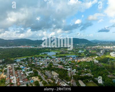 Luftaufnahme des Kathu Distrikts Phuket Thailand von der Drone Kamera aus Hochwinkelansicht Stockfoto