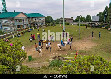 Darjeeling, westbengalen, Indien, 05.27.2023. Touristen, die in einem Park in Kalimpong umherstreifen Stockfoto