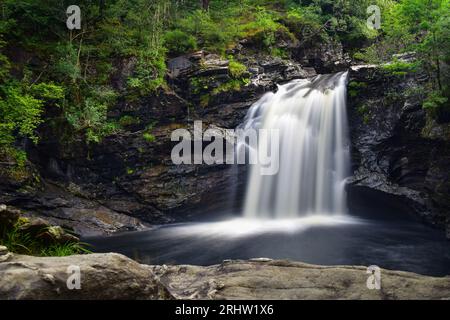 Wasserfälle von Falloch (Gälisch: EAS Falach) in Loch Lomond und Trossachs National Park, Schottland, Vereinigtes Königreich. Seideneffekt mit beweglichem, weich fließendem Wasser, Stockfoto