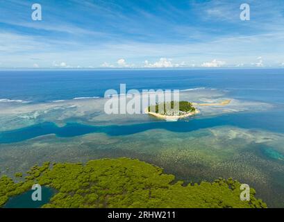 Wunderschöne tropische Mangroven und türkisfarbene Lagunen. Blauer Himmel und Wolken. Meereslandschaft. Mindanao, Philippinen. Stockfoto