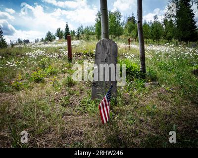 Ein hölzerner Grabstein und eine amerikanische Flagge auf dem Greenwood Cemetery sind am 29. Juli 2023 in Red Cliff, Colorado, ausgestellt. Foto von Francis Specker Stockfoto