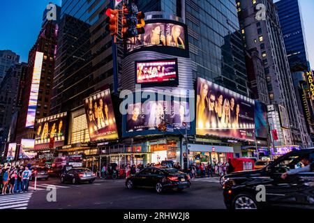 New York City, USA - 11. Juni 2023: Times Square im Zentrum von New york. ny City Street mit Plakatwand. broadway Street von new york city Stockfoto